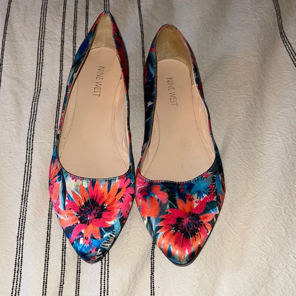 Floral flats - Picture 1 of 1